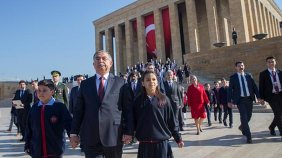 Milli Eğitim Bakanı Yılmaz, öğrencilerle Anıtkabir'i ziyaret etti