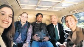 Otostopçu öğrencileri okula bıraktı