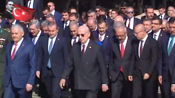 Son dakika! Devlet erkanı tören için Anıtkabir'de