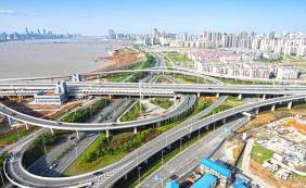 Çin'den milyar dolarlık süper otoyol! Güneş enerjisiyle çalışan yol sürücüsüz arabaları otomatik şarj da edecek