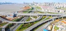 Çin’den milyar dolarlık süper otoyol! Güneş enerjisiyle çalışan yol sürücüsüz arabaları otomatik şarj da edecek
