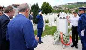 Erdoğan mezarı başında dua etti