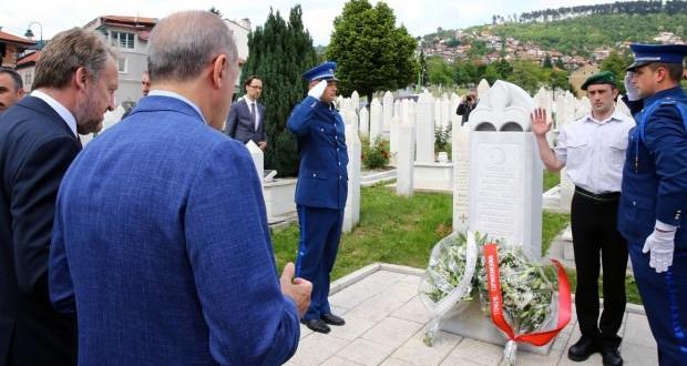 Erdoğan mezarı başında dua etti
