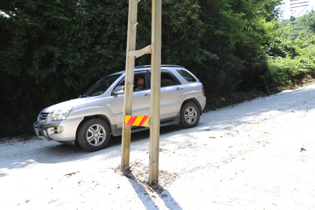 Yol Genişleyince Elektrik Direği Yolun Tam Ortasında Kaldı