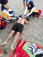 Genç kızı kurtarmaya çalışırken kendileri boğulacaktı