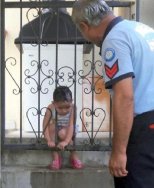 Korkuluklara başını sıkıştıran küçük kızı itfaiye kurtardı