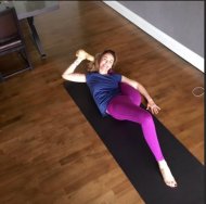 Demet Şener yogaya devam ediyor