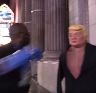 Trump oyuncağını yumruklayıp stres atanlar