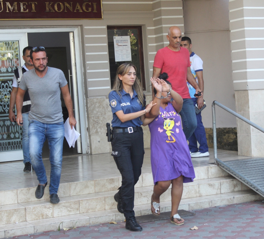 Polisten kaçarken bile hırsızlık yaptılar