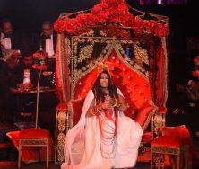 Bülent Ersoy tahtıyla sahneye çıktı