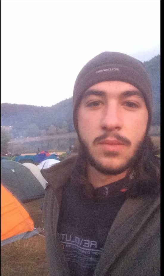 Annesini korumak isterken, babası boğazından bıçakladı