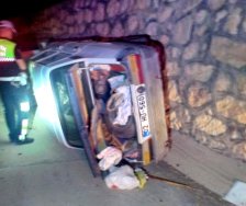 Köpeğe çarpan araba tabi yattı