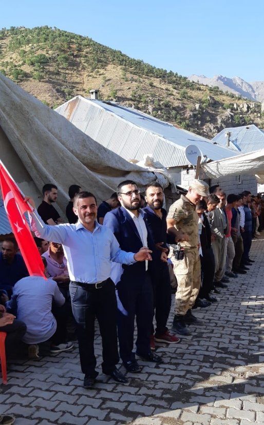 Asker sınırdaki düğünde halay başı oldu