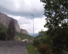 İsviçre'deki 'çamur nehri' yanardağ gibi patladı