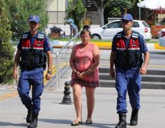 Turistin çantasını çalan Alman bilekliğinden yakalandı