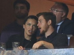 Adriana Lima ve Metin Hara birlikte maça gitti