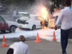 Alev alan otomobilini gözyaşlarıyla izledi