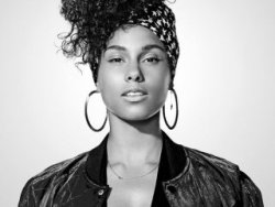 Alicia Keys Halkalı Şeker türküsüyle yüzdü