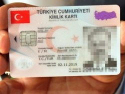 Annesinin fotoğrafını oğlunun kimlik kartına bastılar