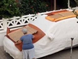 Aracının üstünü çivili kartonlarla kapladı