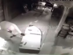 ATM'yi araca bağlayıp götürdüler