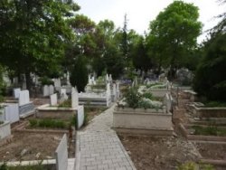 Başkasına ait mezarı internetten satışa çıkardı