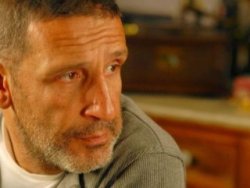 Cem Özer ölen annesinin komşularına küfretti