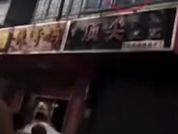 Çin'de çocuklarını kurtarmak için anne kendini feda etti