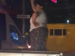 Dans ederken araçtan düştü