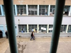 Doktora saldıran mahkum cezaevinden kaçtı