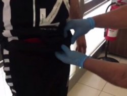 Eşofmanı ile ayakkabı tabanından uyuşturucu çıktı