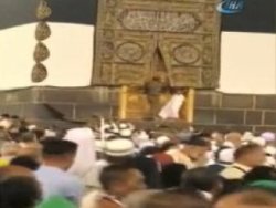 Kabe-i Şerif'in kapısına tırmandı, polis müdahale etti