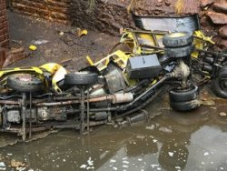 Karabük'te kimyasal madde yüklü tanker köprüden düştü