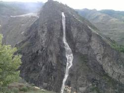 Dağ delinerek yapılan suni şelale alaka çekiyor