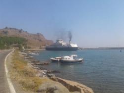 Gökçeada'da araba vapuru karaya oturdu