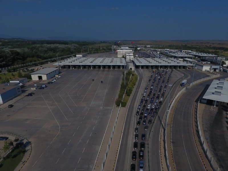 Hudut kapılarında uzun kuyruklar oluştu