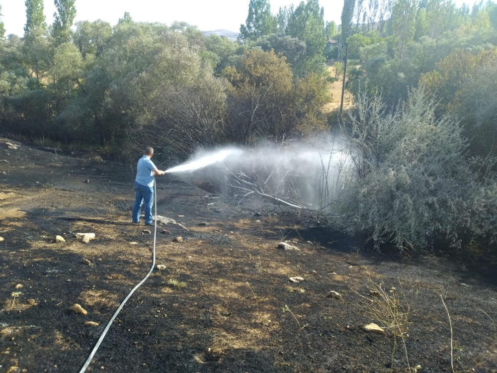 Kuru otları tutuşmak isterken araziyi yaktı