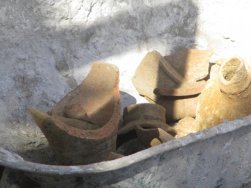 Okul bahçesindeki kazısında tarihi testi bulundu