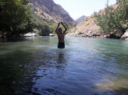 Yüksekova'da gençler Avaşin Deresi'ne giriyor