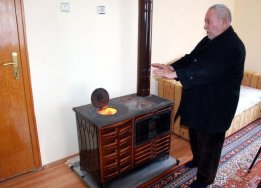 30 derece sıcakta paltoyla dolaşıyor