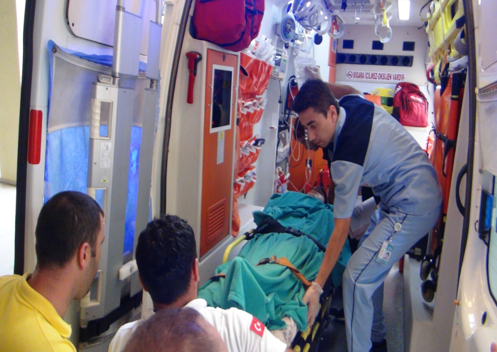 Antalya'da bir genç, elini çamaşır makinesine kaptırdı