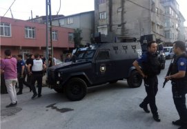 Hapishane firarisini tutmak isteyen polise taşlı atak