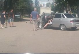 Hatalı yere park ettiğini söyleyen yayayı dövdü