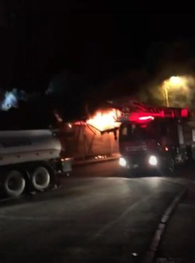 Hakkari’de esnaflara ait 4 baraka yandı