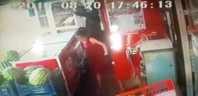 Kızının gözleri önünde eşini defalarca bıçakladı