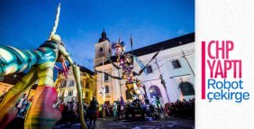 İzmir Enternasyonal'de 'Dev Çekirge'