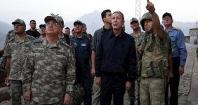 Bakan Akar, Hakkaride askerlerle bayramlaştı