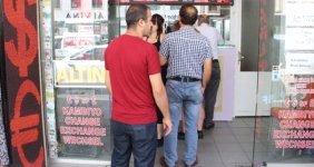 Değişik İllerden Çok Sayıda Birey, Cumhurbaşkanı Çağrısı Sonrası Döviz Bozdurmak İçin Bürolara Akın Etti!