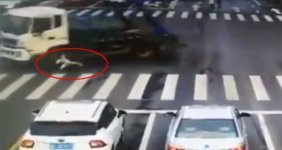 Geçmek istediği kamyonun aşağıda kaldı