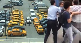 İstanbul'da UBER Eylemi! Önce Polisle Sonra Güvenlik Görevlileriyle Kavgaya Tutuştular